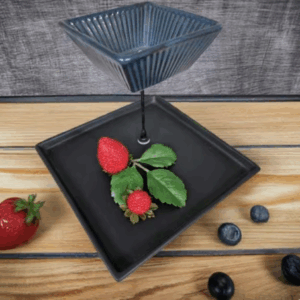 Handgefertigte Etagere in blau-schwarz, ideal für Gebäck oder zur Dekoration. Neu im Sortiment