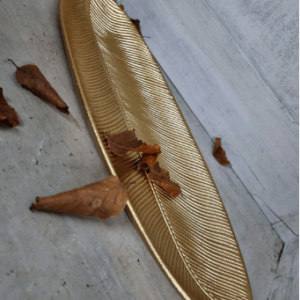 Goldenes Tablett oder Servierteller in Form einer Feder
