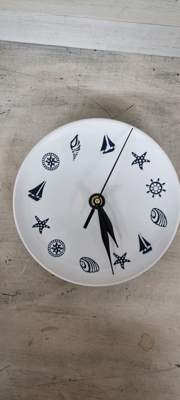 Wanduhr im maritimen Design, handgefertigt