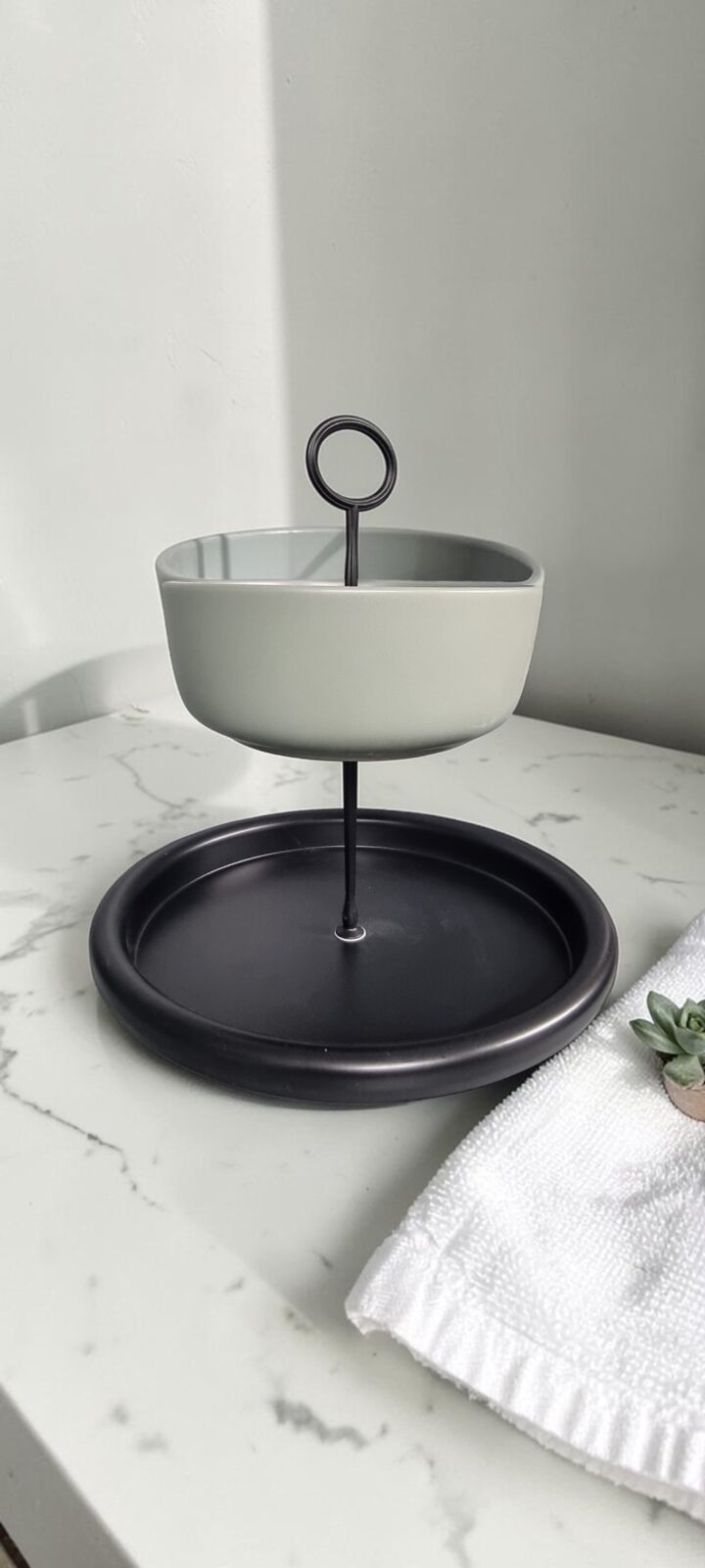 Handgefertigte Etagere aus Metall & Keramik – modern & zeitlos