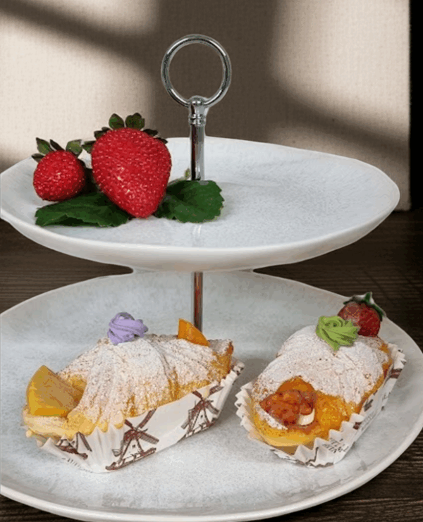 2-stöckige Etagere - Eleganz mit Charakter, weiße Keramik – Bild 2