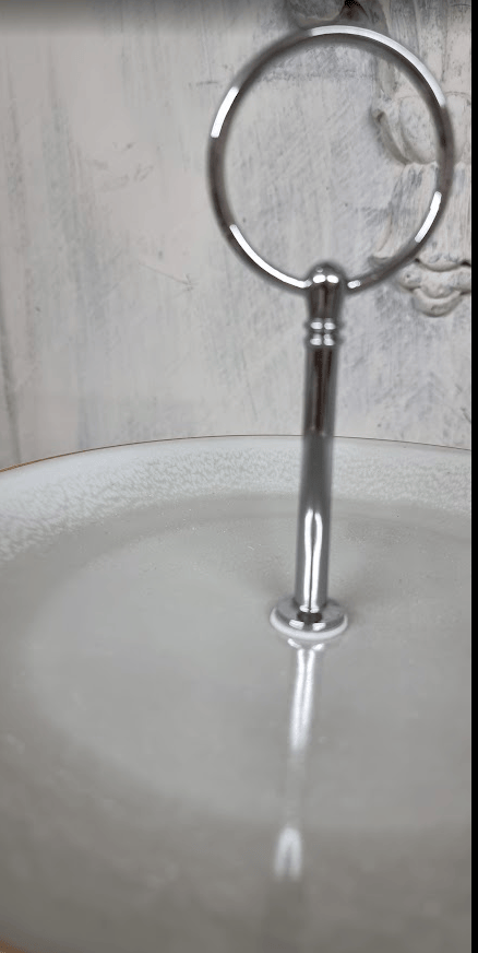 Landhaus-Flair pur, Etagere, handgefertigt, Porzellanteller und massivem Holzteller