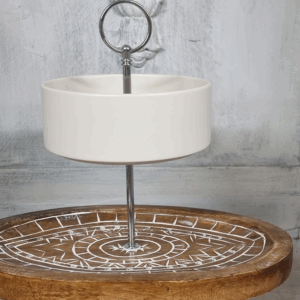 Etagere 2-stöckig mit einer Keramikschale und Holzteller im Mehndi-Design