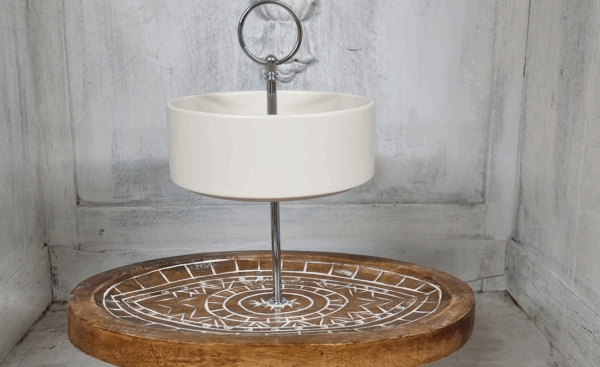 Etagere 2-stöckig mit einer Keramikschale und Holzteller im Mehndi-Design