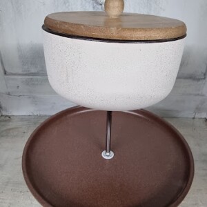 Cottage Style – Keramikdose mit Holzdeckel, verwandelt zur stilvollen Etagere