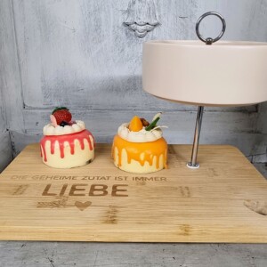 Etagere mit Keramikschale und massivem Holzbrett / Liebe
