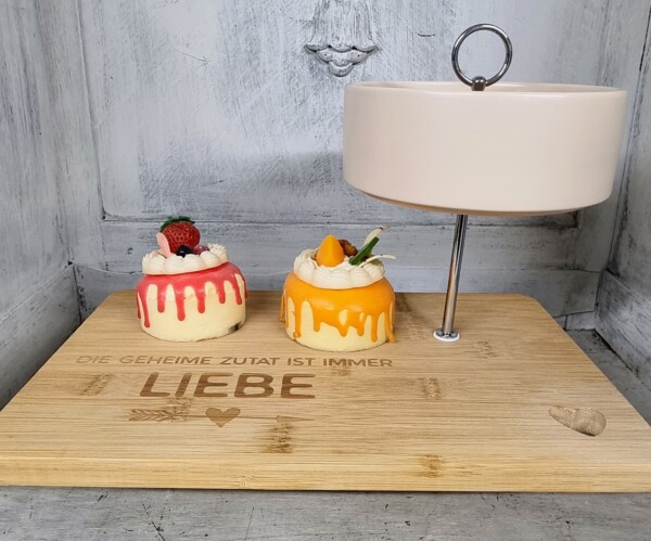 Etagere mit Keramikschale und massivem Holzbrett / Liebe