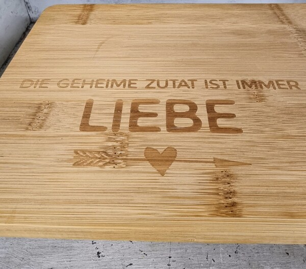 Etagere mit Keramikschale und massivem Holzbrett / Liebe – Bild 2