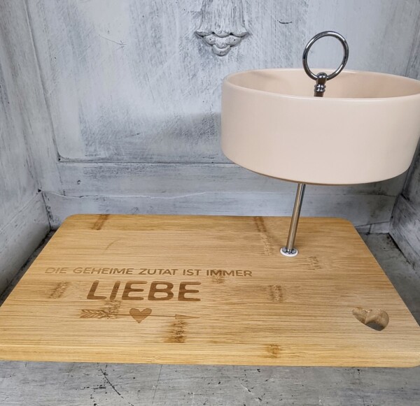 Etagere mit Keramikschale und massivem Holzbrett / Liebe – Bild 3