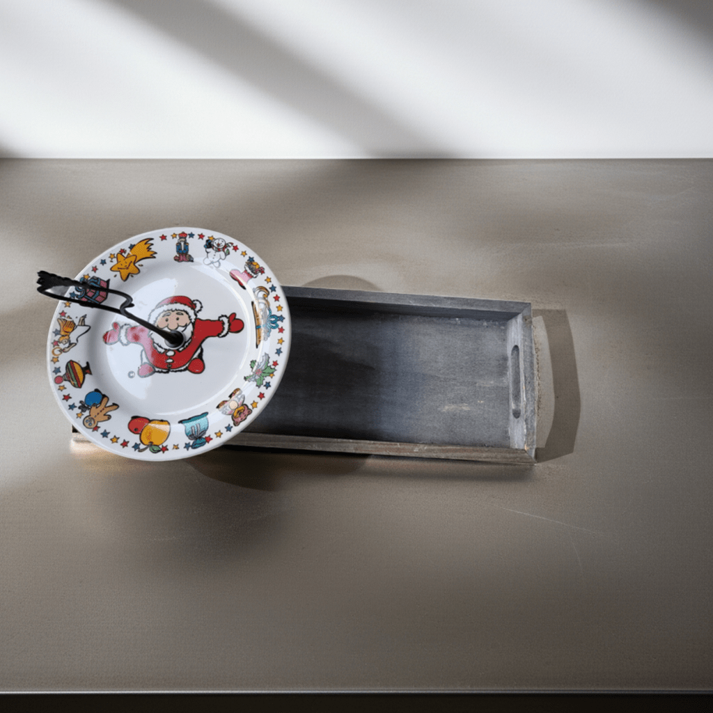 Exklusive Porzellan-Etagere mit Holztablett, weihnachtliches Dekor