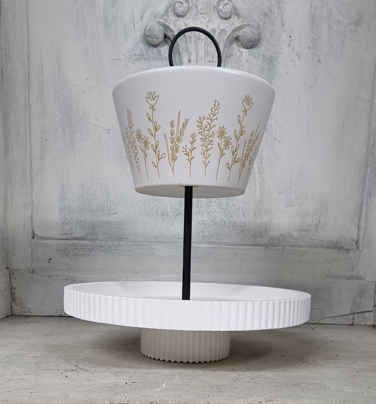 Etagere, handgefertigter Teller aus Stewaform Giessmasse auf einem Sockel, ein Einzelstück, Keramikschale mit Gräsern