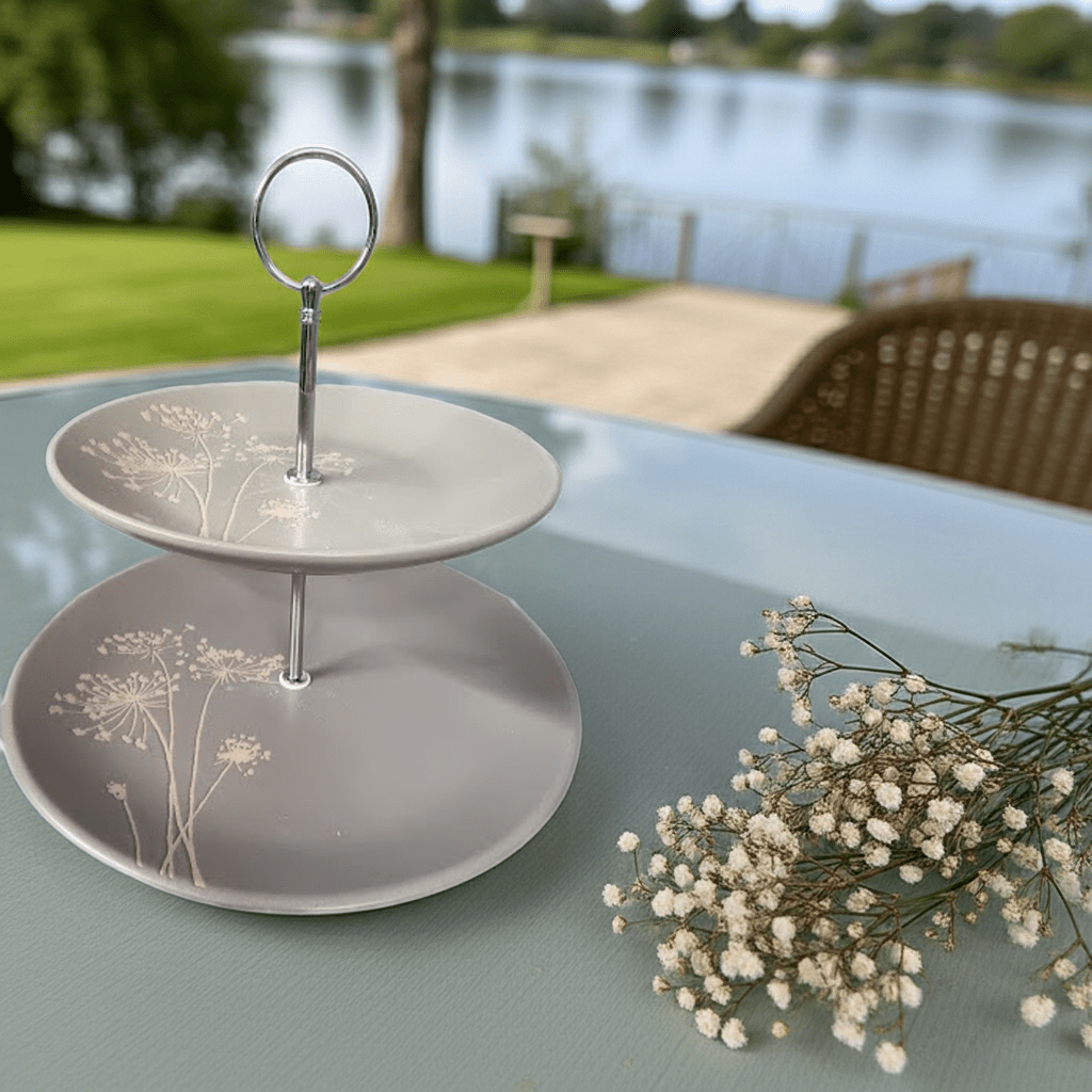 Keramik-Etagere – Handgefertigter Törtchen-Ständer im floralen Design