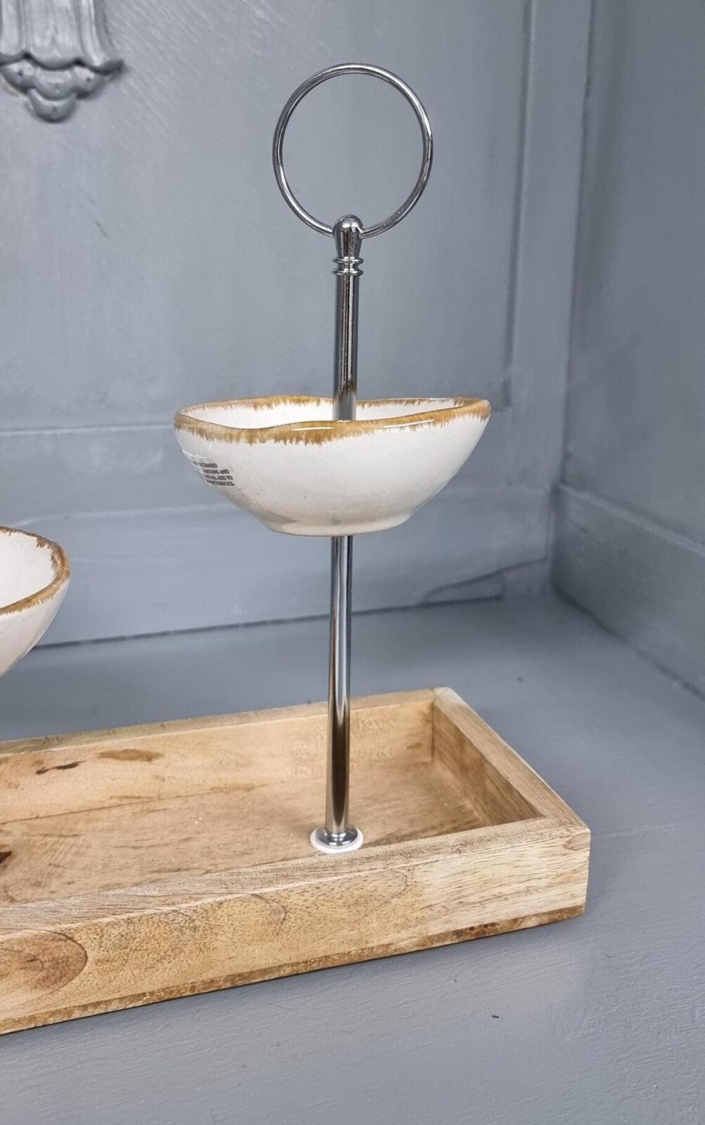 Etagere aus Mango und Keramik, bringt natürliche Eleganz auf den Tisch