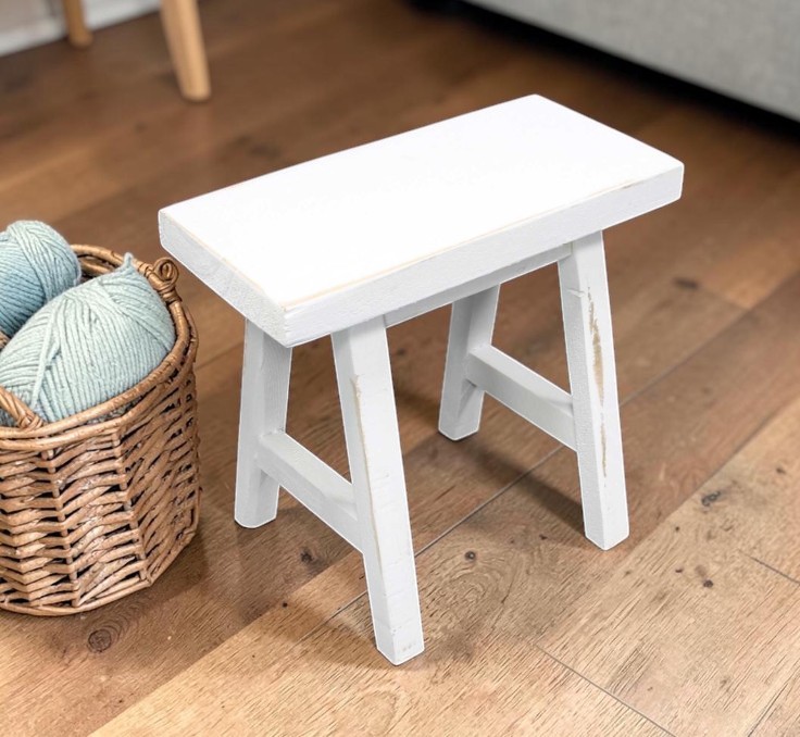 Massiver Hocker im angesagten Shabby-Chic