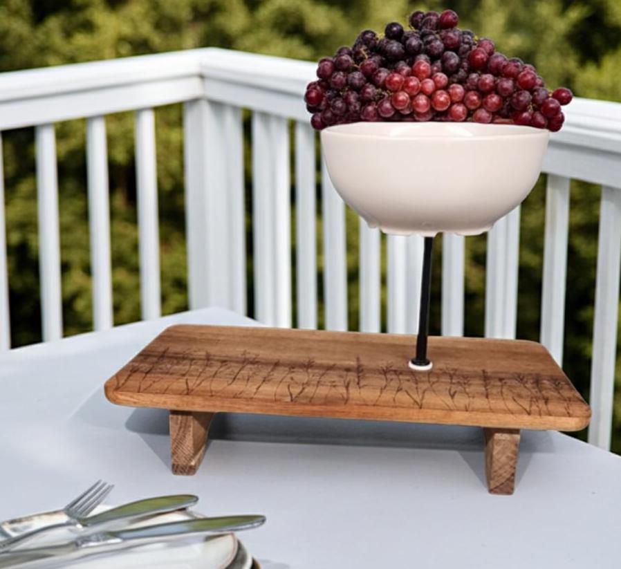 Rustikale Etagere aus Holz, Tablett aus massivem Akazien-Holz mit floralem Branding